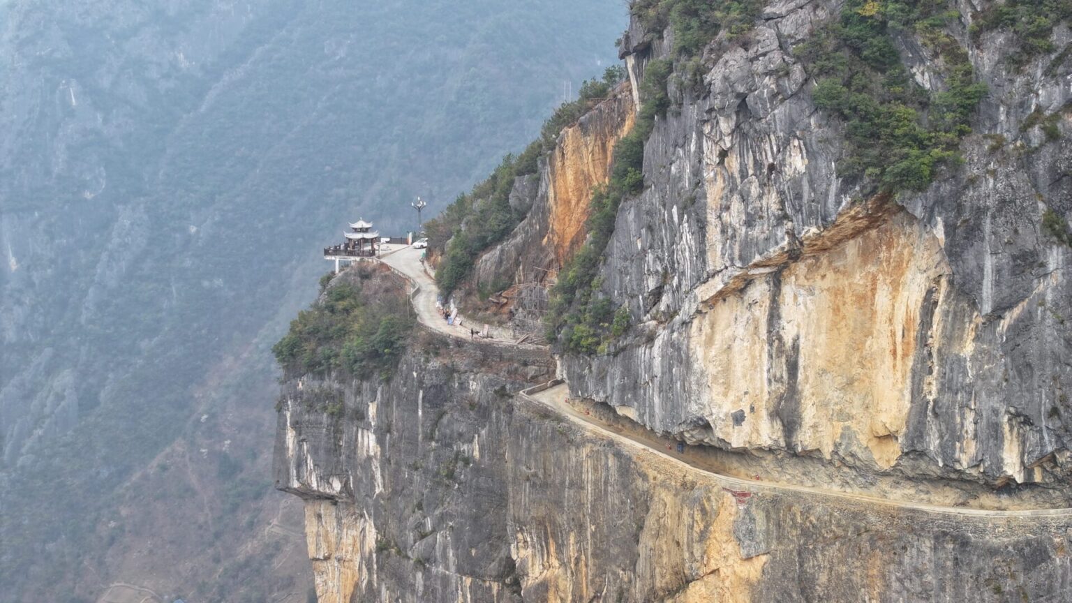 Cliffroad in Wushan County