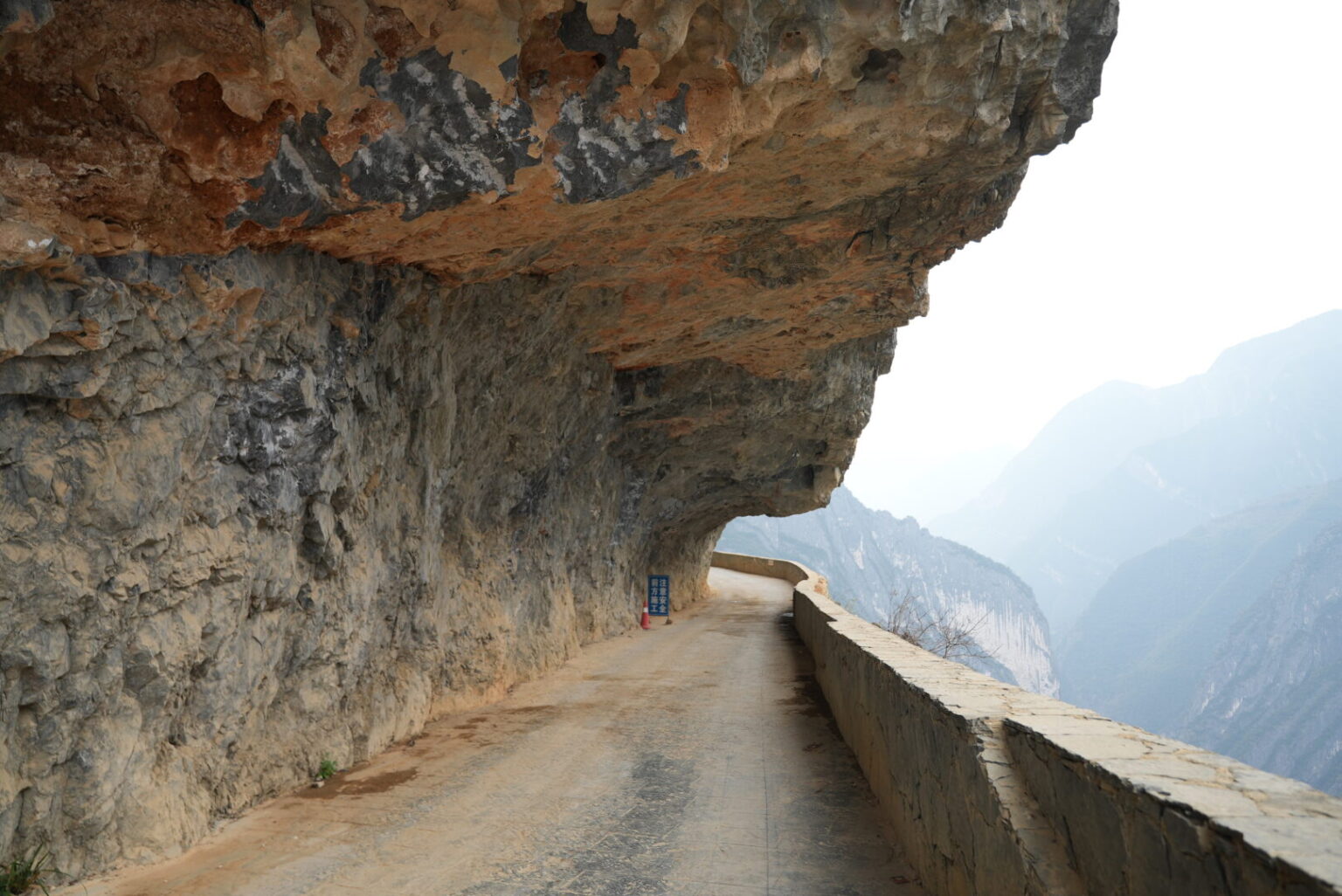 Crazy Cliffroad in Wushan County